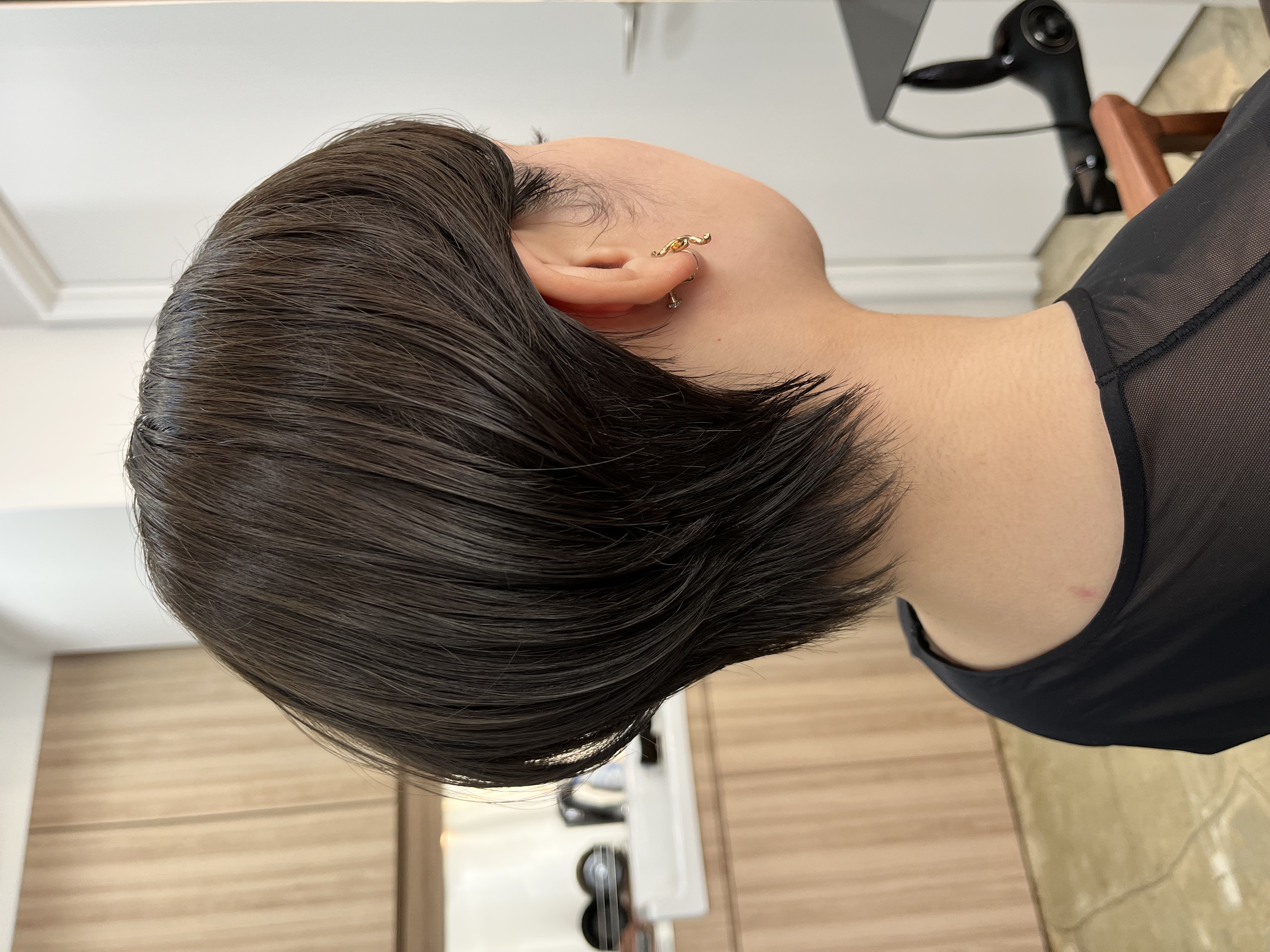 耳周りをすっきり見せたレイヤーショート